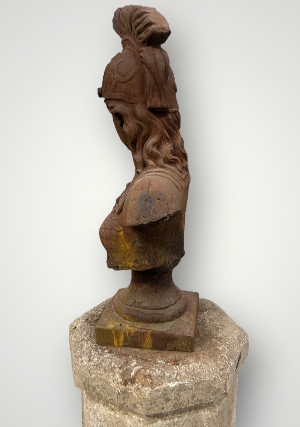 Important cast-iron bust of Minerva or Athena from the 20th century. Antique Bust H 91 cm