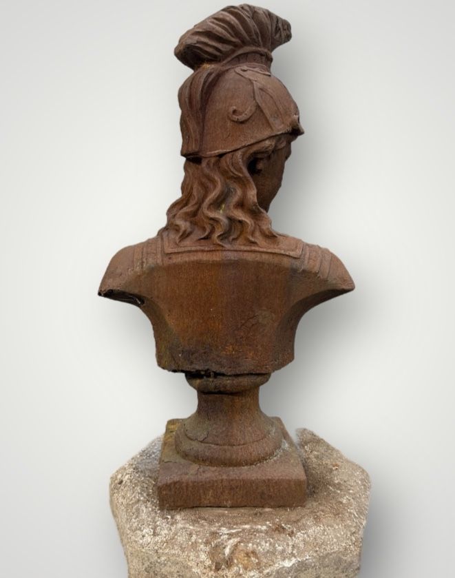 Important cast-iron bust of Minerva or Athena from the 20th century. Antique Bust H 91 cm