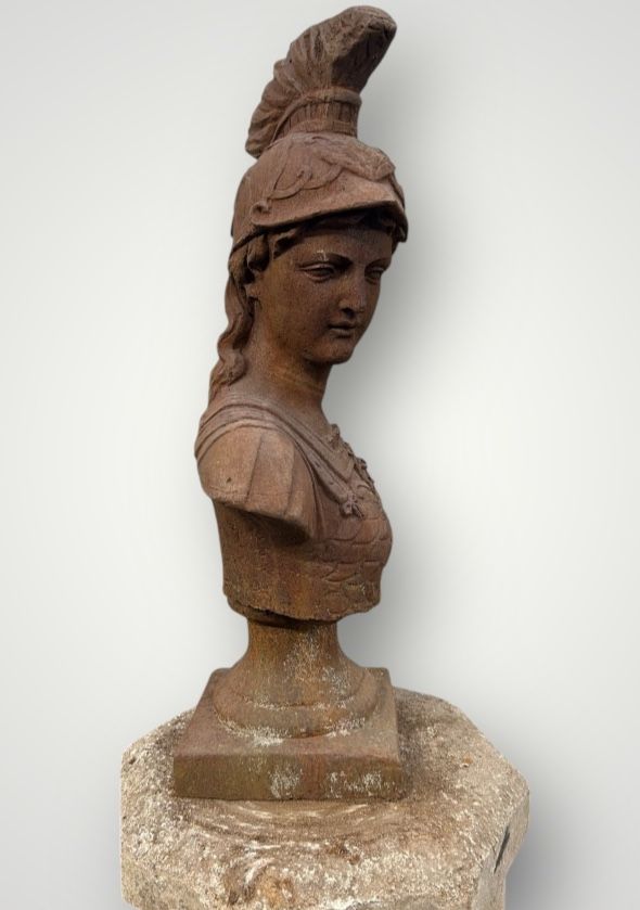 Important cast-iron bust of Minerva or Athena from the 20th century. Antique Bust H 91 cm