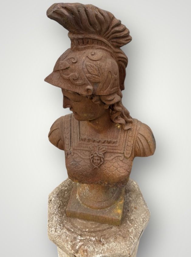 Important cast-iron bust of Minerva or Athena from the 20th century. Antique Bust H 91 cm