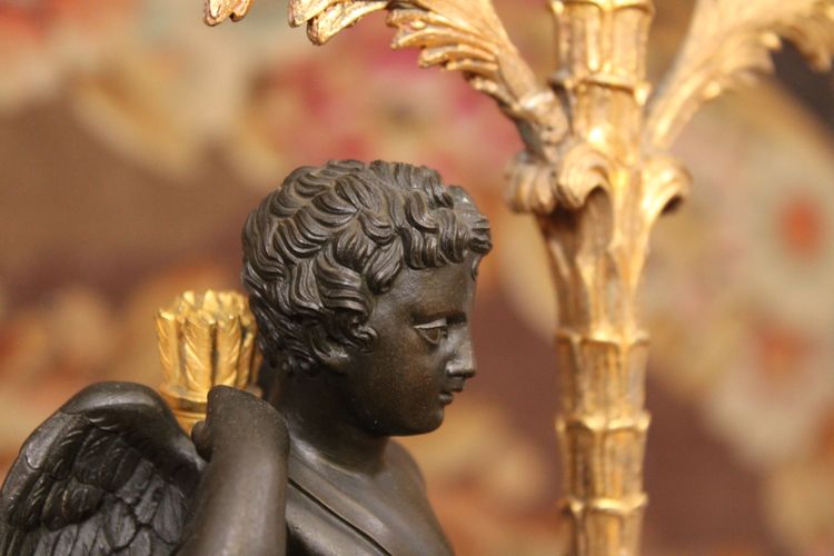 Paar Kandelaber mit drei Lichtern, verziert mit einem Amor, vergoldete und patinierte Bronze, XIX.