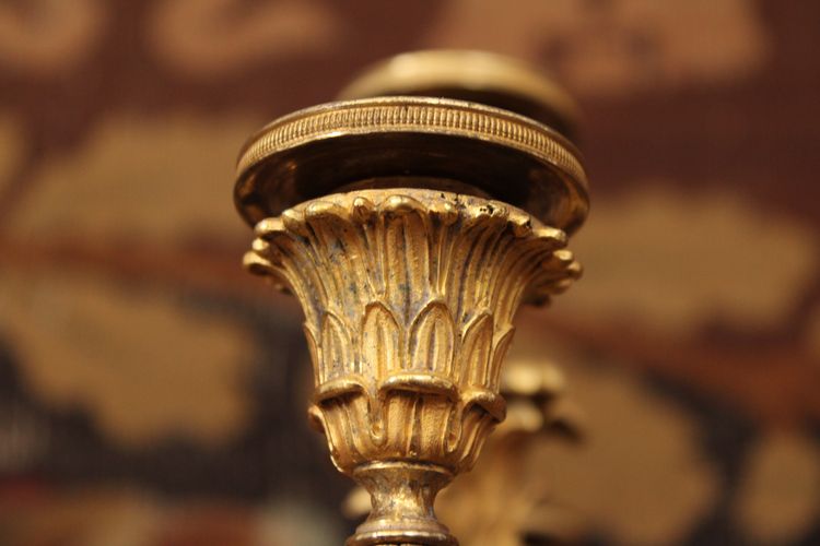 Paar Kandelaber mit drei Lichtern, verziert mit einem Amor, vergoldete und patinierte Bronze, XIX.