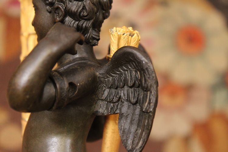 Paar Kandelaber mit drei Lichtern, verziert mit einem Amor, vergoldete und patinierte Bronze, XIX.