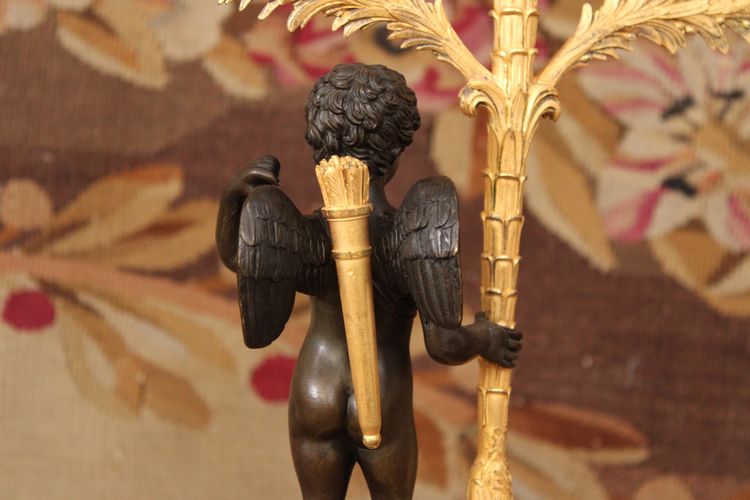 Paar Kandelaber mit drei Lichtern, verziert mit einem Amor, vergoldete und patinierte Bronze, XIX.