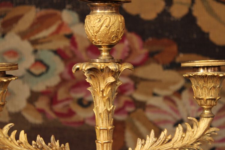 Paar Kandelaber mit drei Lichtern, verziert mit einem Amor, vergoldete und patinierte Bronze, XIX.