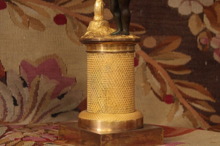 Paar Kandelaber mit drei Lichtern, verziert mit einem Amor, vergoldete und patinierte Bronze, XIX.