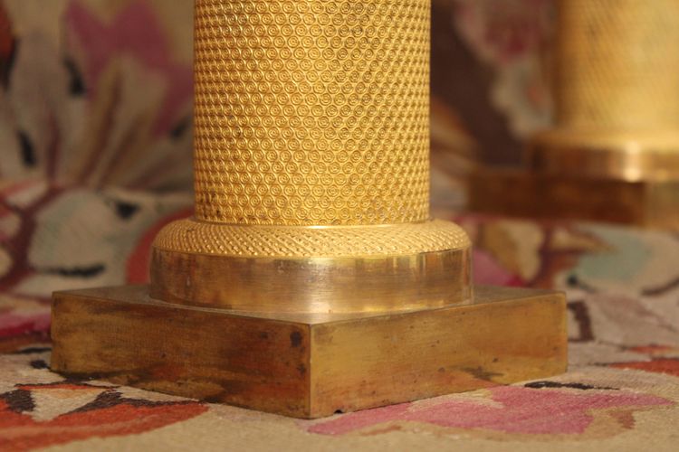 Paar Kandelaber mit drei Lichtern, verziert mit einem Amor, vergoldete und patinierte Bronze, XIX.