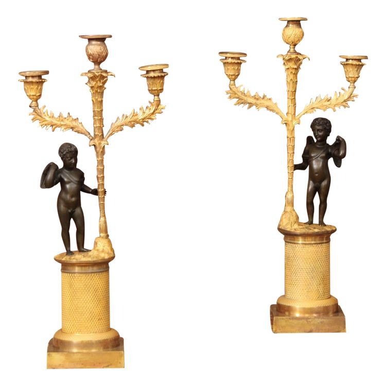 Paar Kandelaber mit drei Lichtern, verziert mit einem Amor, vergoldete und patinierte Bronze, XIX.