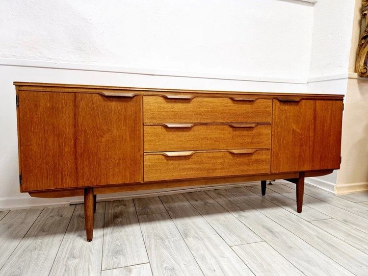 Buffet in teak di metà secolo Austinsuite