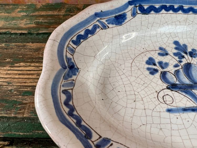 Ancien Plat en Faïence – Décor Bleu Corbeille Fleurie – 19ᵉ siècle