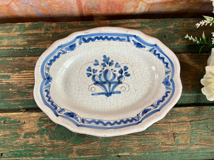 Ancien Plat en Faïence – Décor Bleu Corbeille Fleurie – 19ᵉ siècle