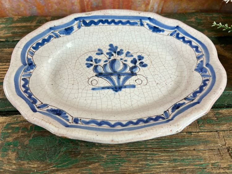 Ancien Plat en Faïence – Décor Bleu Corbeille Fleurie – 19ᵉ siècle