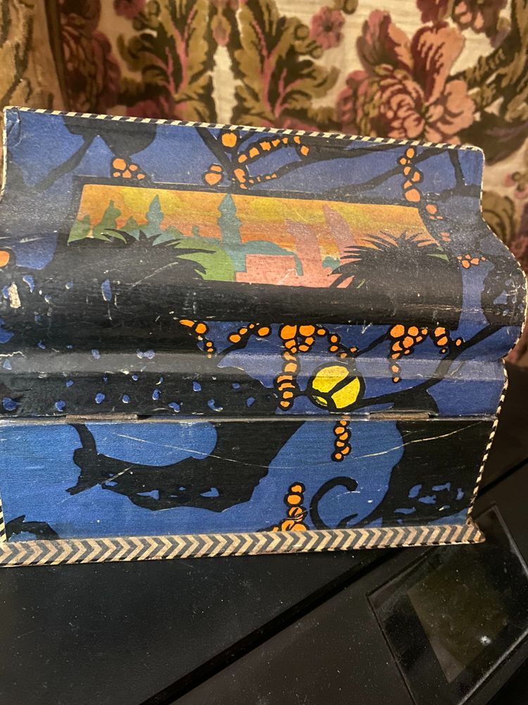 Originale portagioie in legno laccato con decoro stilizzato degli "anni '30", in spirito orientalista 