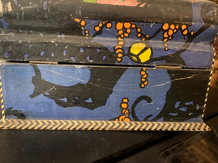Originale portagioie in legno laccato con decoro stilizzato degli "anni '30", in spirito orientalista 