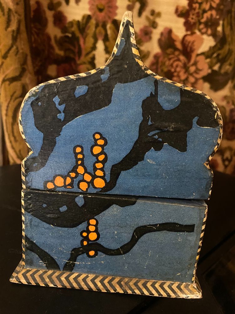 Originale portagioie in legno laccato con decoro stilizzato degli "anni '30", in spirito orientalista 