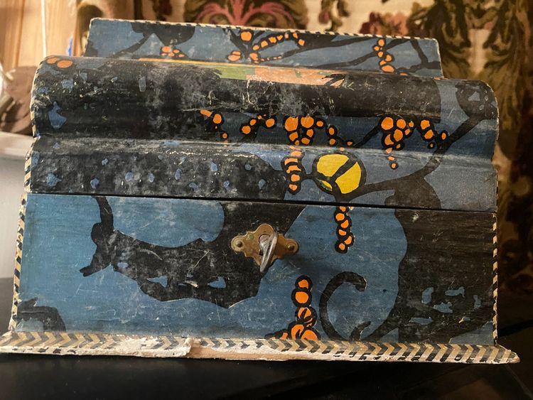 Originale portagioie in legno laccato con decoro stilizzato degli "anni '30", in spirito orientalista 