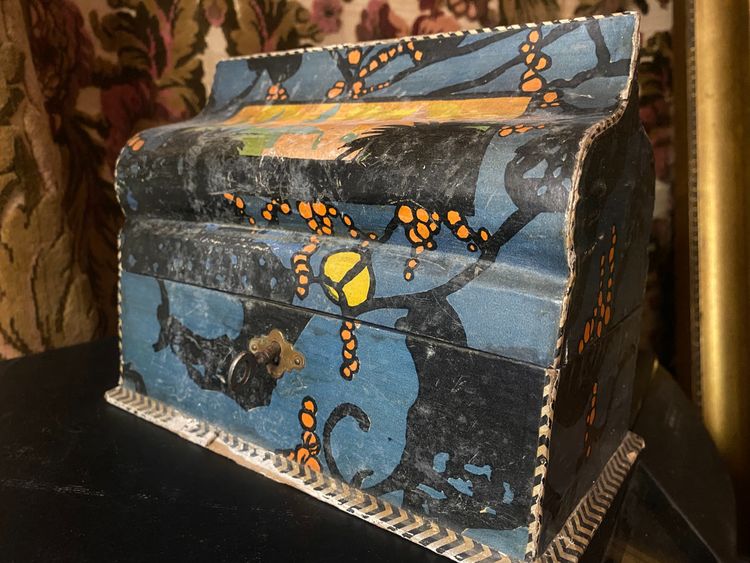 Originale portagioie in legno laccato con decoro stilizzato degli "anni '30", in spirito orientalista 
