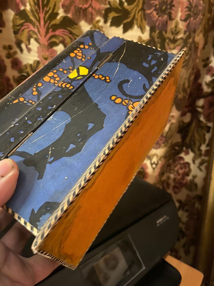 Originale portagioie in legno laccato con decoro stilizzato degli "anni '30", in spirito orientalista 
