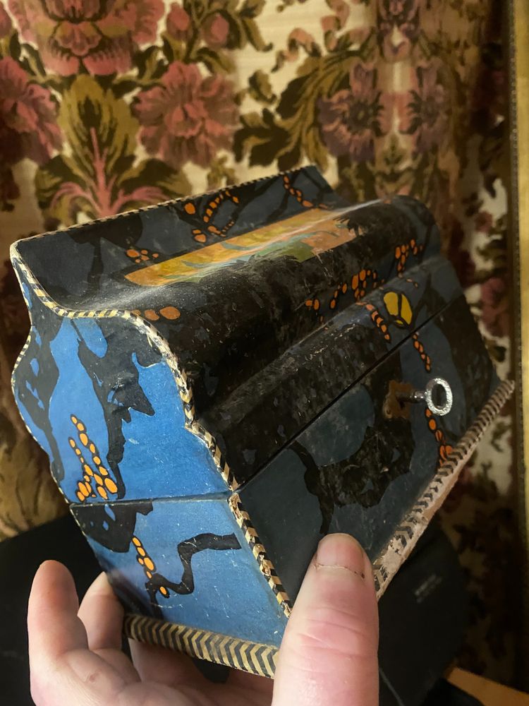Originale portagioie in legno laccato con decoro stilizzato degli "anni '30", in spirito orientalista 