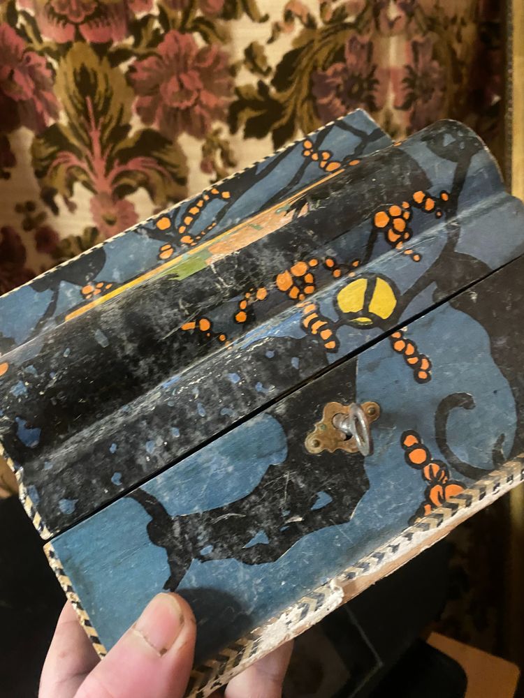 Originale portagioie in legno laccato con decoro stilizzato degli "anni '30", in spirito orientalista 