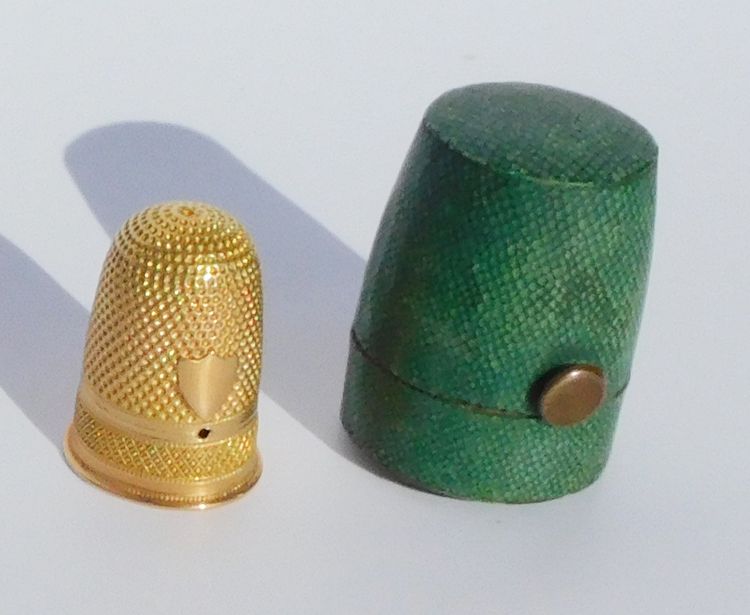 Scatola porta ditale in galuchat con ditale in oro massiccio, fine del XVIII e inizio del XIX secolo