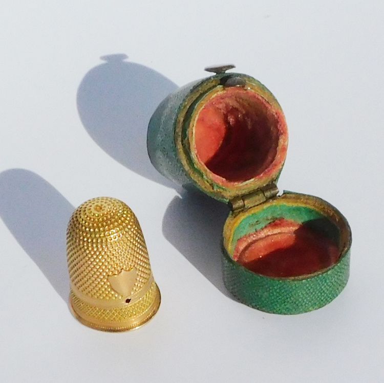 Scatola porta ditale in galuchat con ditale in oro massiccio, fine del XVIII e inizio del XIX secolo