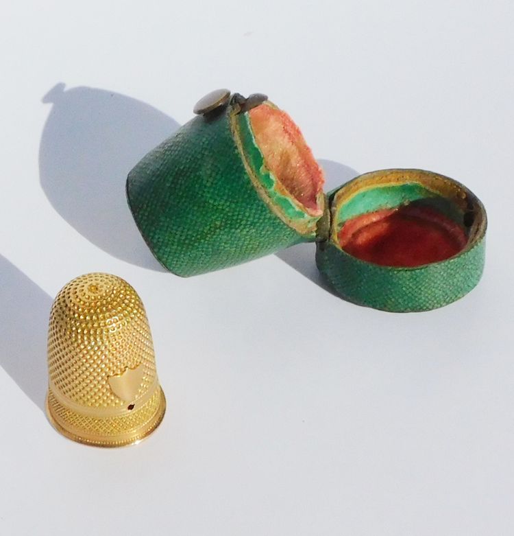 Scatola porta ditale in galuchat con ditale in oro massiccio, fine del XVIII e inizio del XIX secolo