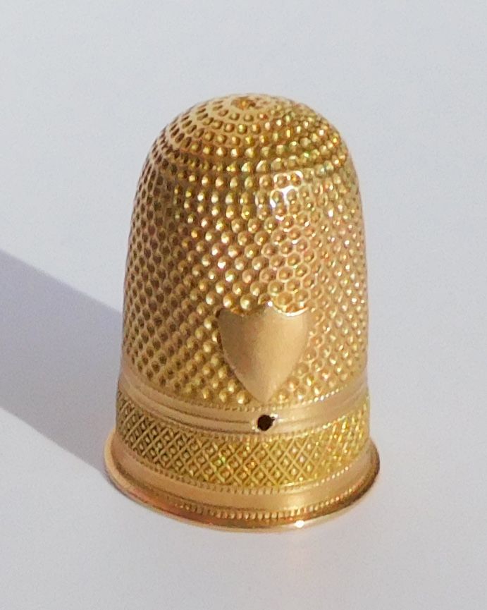 Scatola porta ditale in galuchat con ditale in oro massiccio, fine del XVIII e inizio del XIX secolo