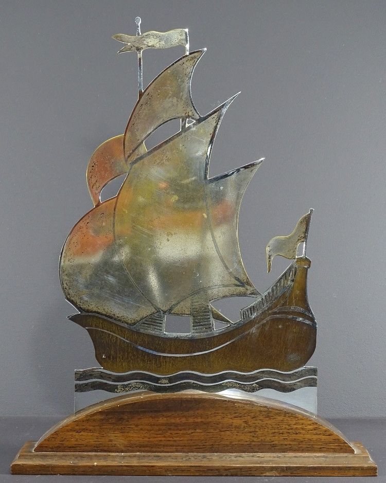 Alain Gerfaux, , Années 1930, Voilier En Dinanderie De Cuivre Argenté Sur Socle Bois.