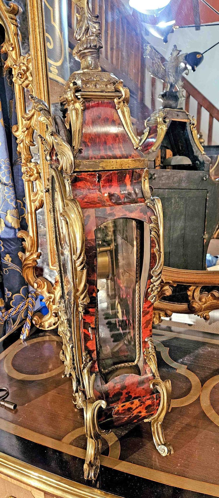 Important Louis XV period cartel clock in tortoiseshell and gilt bronze, height 80 cm