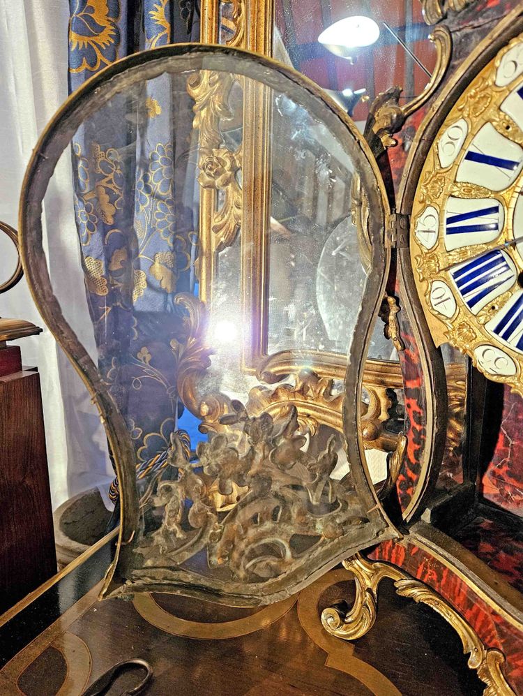 Important Louis XV period cartel clock in tortoiseshell and gilt bronze, height 80 cm