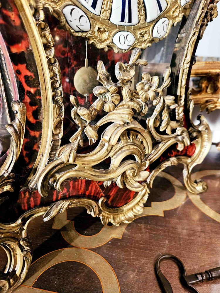 Important Louis XV period cartel clock in tortoiseshell and gilt bronze, height 80 cm