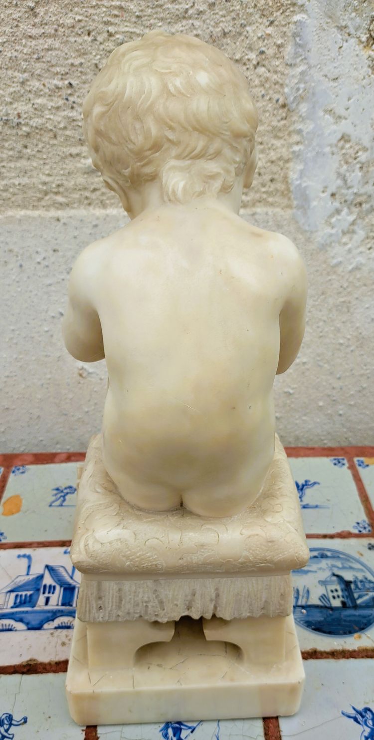 Scultura in marmo bianco raffigurante il Bambino Scriba da Canova, XIX secolo