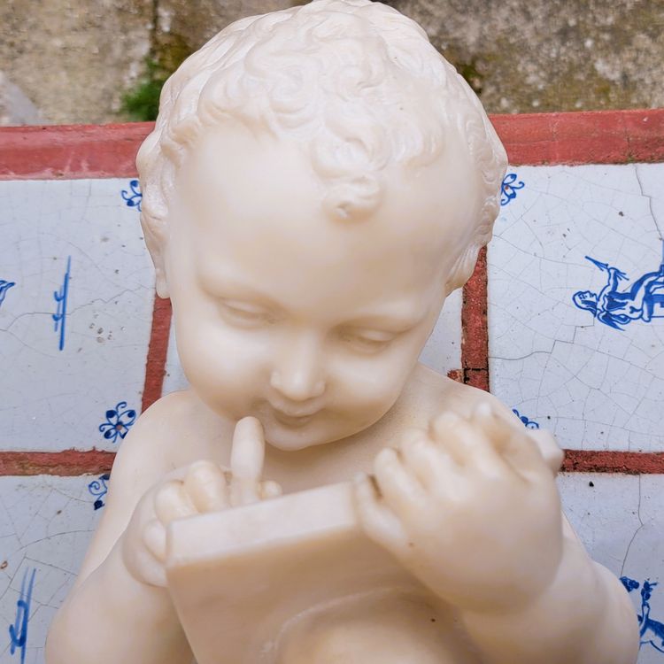 Scultura in marmo bianco raffigurante il Bambino Scriba da Canova, XIX secolo