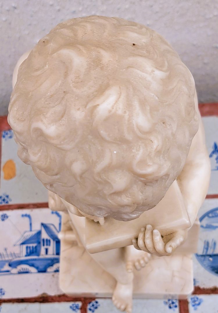 Scultura in marmo bianco raffigurante il Bambino Scriba da Canova, XIX secolo