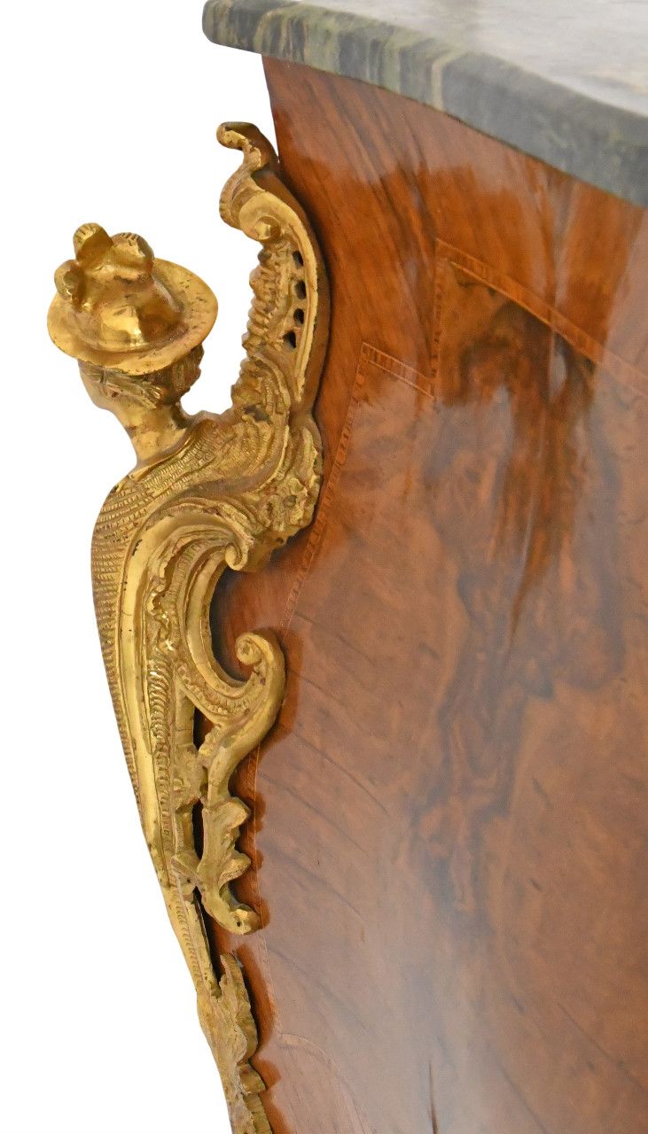Commode de style Louis XV  aux espagnolettes