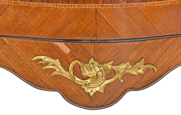Commode de style Louis XV  aux espagnolettes