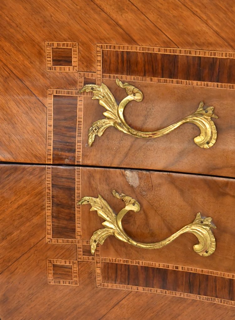Commode de style Louis XV  aux espagnolettes