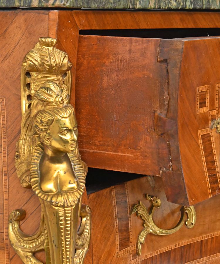 Commode de style Louis XV  aux espagnolettes
