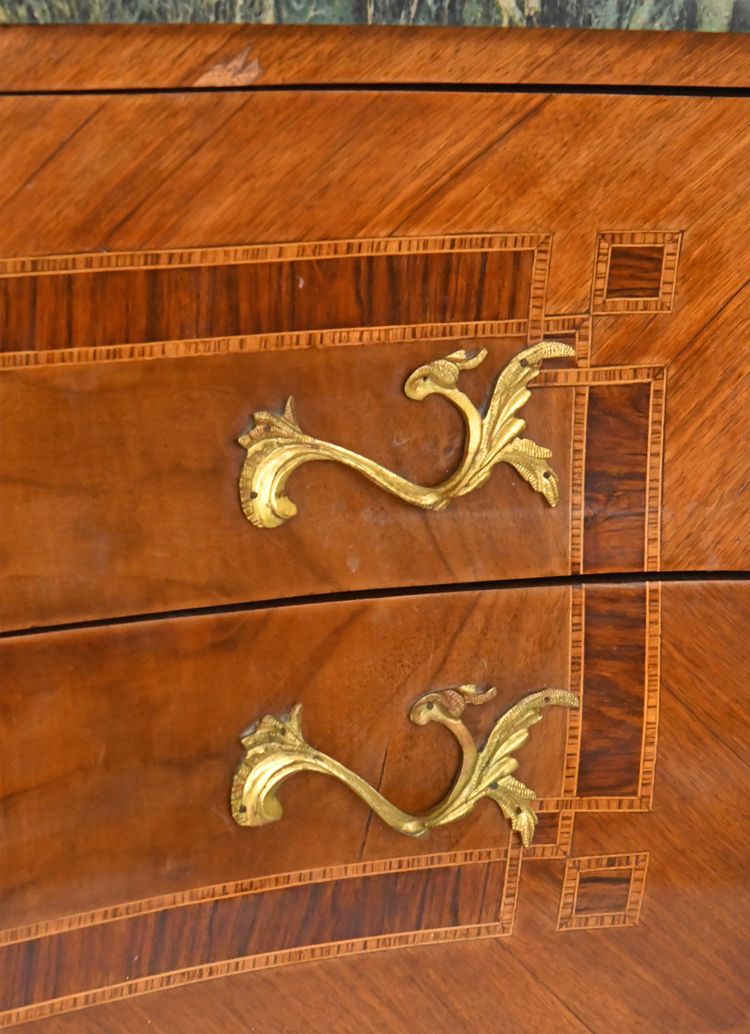 Commode de style Louis XV  aux espagnolettes