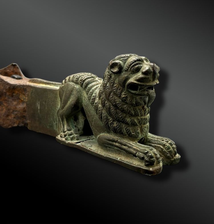FER de HACHE animé d’un LION - Asie de l’Est - XVIIème siècle 