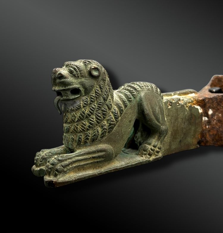 FER de HACHE animé d’un LION - Asie de l’Est - XVIIème siècle 