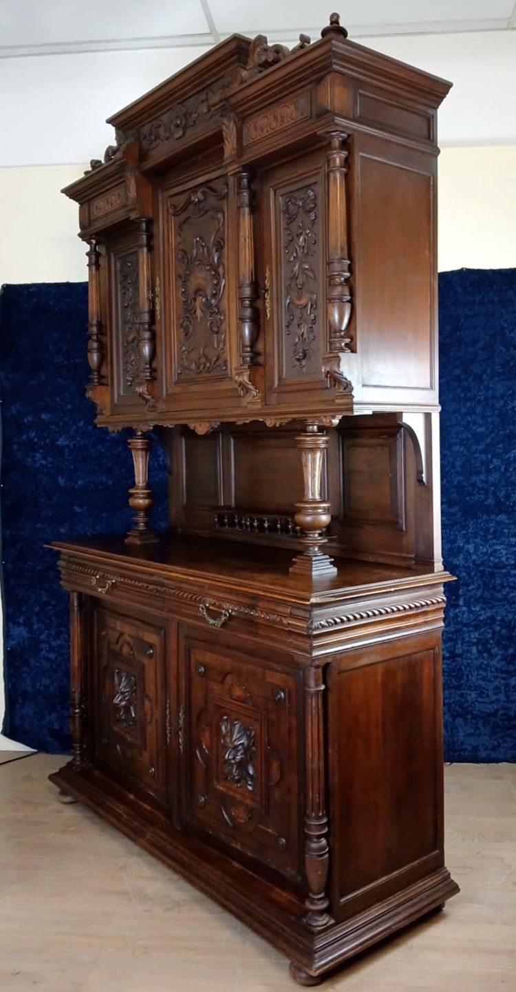 Beautiful Renaissance style sideboard in solid walnut, fully carved