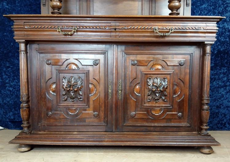 Beautiful Renaissance style sideboard in solid walnut, fully carved