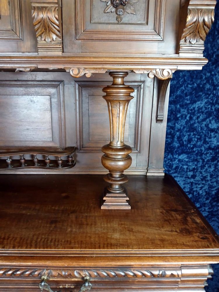Beautiful Renaissance style sideboard in solid walnut, fully carved