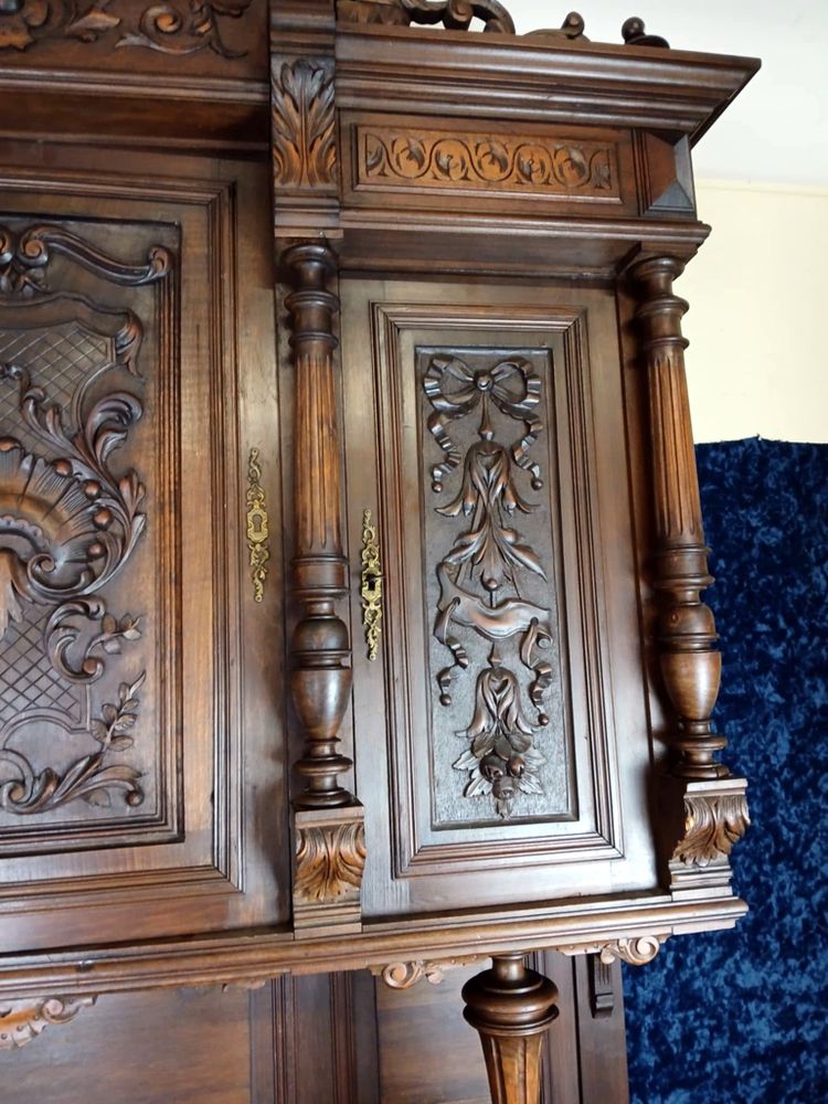 Beautiful Renaissance style sideboard in solid walnut, fully carved