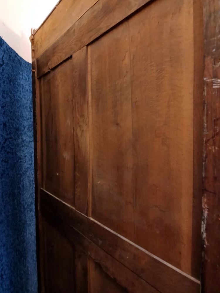 Beautiful Renaissance style sideboard in solid walnut, fully carved