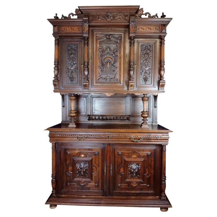Beautiful Renaissance style sideboard in solid walnut, fully carved