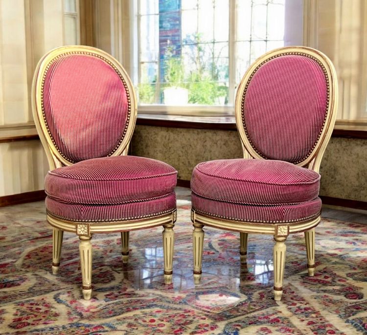 PAIRE DE CHAUFFEUSES ANCIENNES DE STYLE LOUIS XVI BIEN RECOUVERTE AVEC TISSU