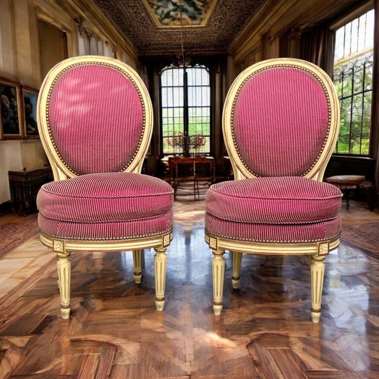 PAIRE DE CHAUFFEUSES ANCIENNES DE STYLE LOUIS XVI BIEN RECOUVERTE AVEC TISSU